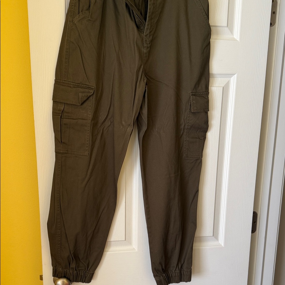 Aero joggers with cinched bottom